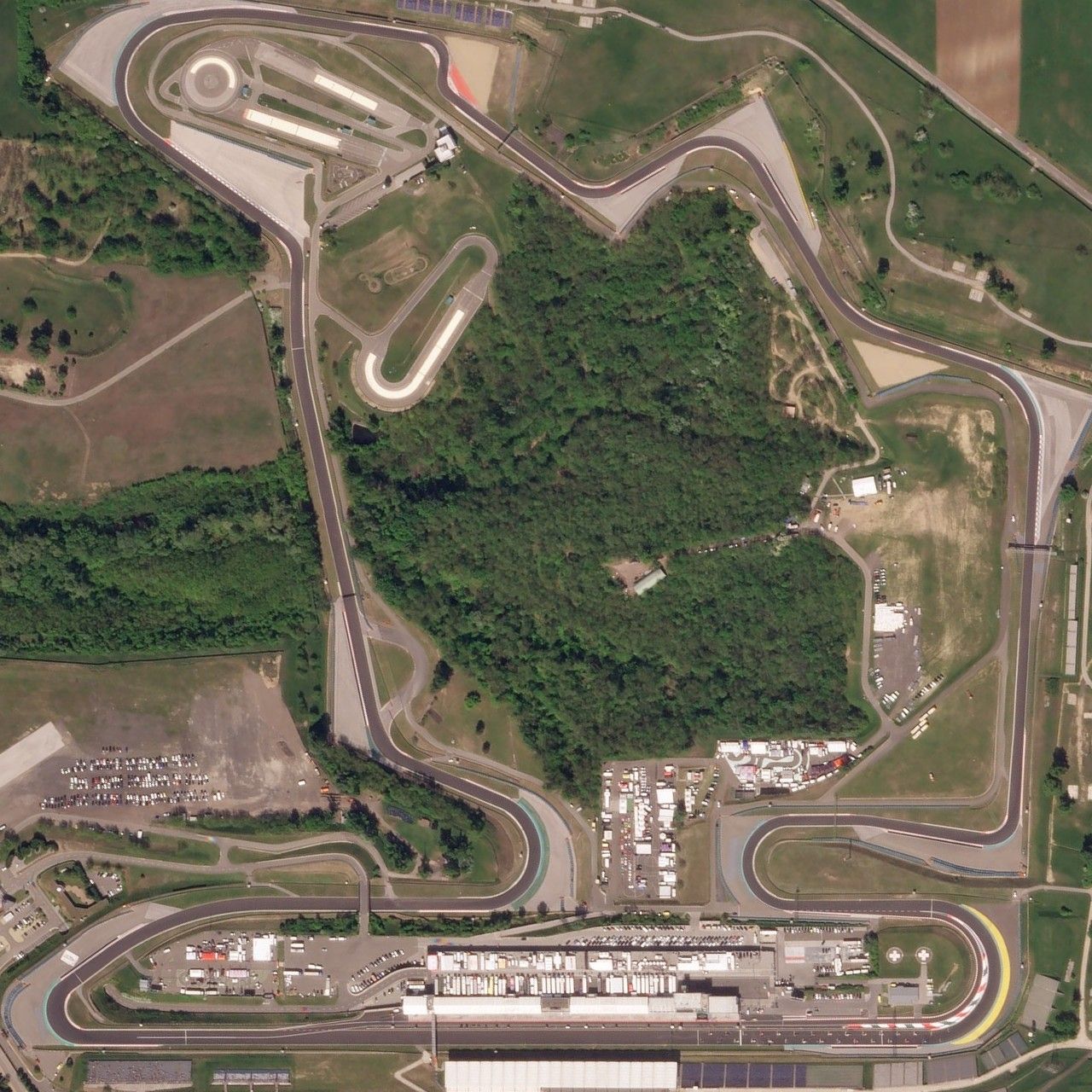 The Hungaroring. By Planet Labs, Inc. - https://medium.com/planet-stories/a-grand-prix-world-tour-86b08d45ae46, CC BY-SA 4.0, https://commons.wikimedia.org/w/index.php?curid=76972129